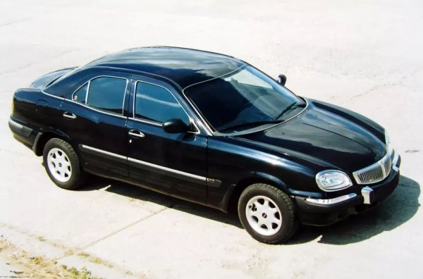 Тогава на публиката е показан само шоу автомобил с пластмасови панели на каросерията. Според скиците на руски дизайнери, изложбеният модел върху каросерията на серийния Волга-3110 е направен в САЩ. Новата Волга е създадена върху старата платформа със задно задвижване под ръководството на главния конструктор на леките автомобили ГАЗ Сергей Батянов и шефа на дизайнерите Игор Безродних.
